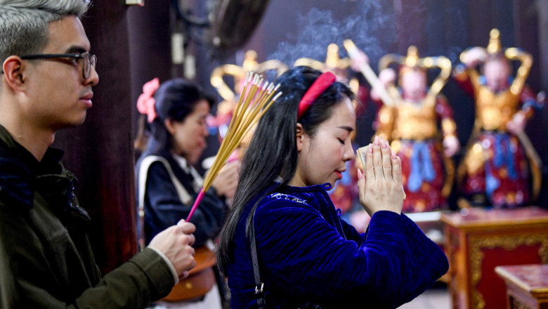 De Ziua Îndrăgostiţilor, tinerii singuri din Vietnam s-au rugat într-o pagodă pentru a-şi găsi jumătatea/ Profimedia
