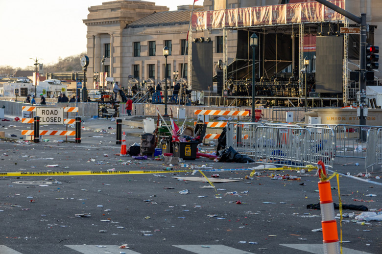 Un mort şi mai mult de 20 de răniţi în apropierea paradei de la Super Bowl