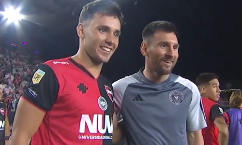 Lionel Messi s-a fotografiat individual cu aproape toţi jucătorii de la primul său club/ Foto: Captură video Twitter