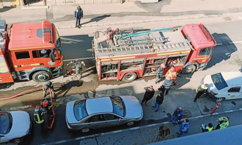 Zeci de persoane, între care şi copii, evacuate dintr-un bloc din Codlea/ Foto: News.ro