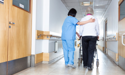 Infirmierele din Singapore vor primi prime de 69.000 de euro pentru a rămâne în sistemul public de sănătate/ Shutterstock