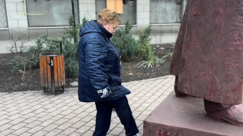 Reacţia sculptorului Costin Ioniţă, după ce o femeie a lovit cu piciorul una dintre lucrările sale/ Foto: captură video Facebook