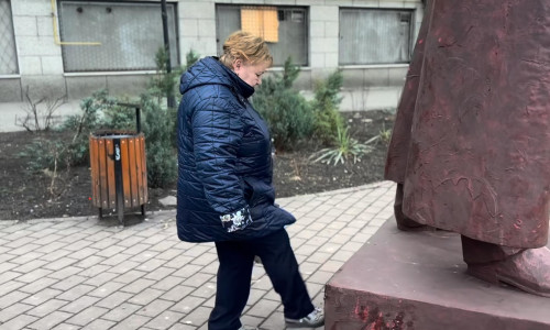 Reacţia sculptorului Costin Ioniţă, după ce o femeie a lovit cu piciorul una dintre lucrările sale/ Foto: captură video Facebook