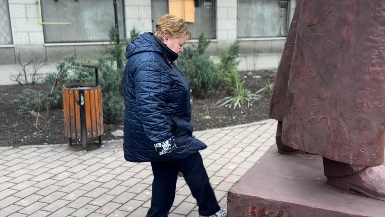Reacţia sculptorului Costin Ioniţă, după ce o femeie a lovit cu piciorul una dintre lucrările sale/ Foto: captură video Facebook
