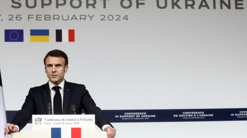 Le président Emmanuel Macron donne une conférence de presse à l'issue de la conférence de soutien à l'Ukraine au palais de l'Elysée à Paris