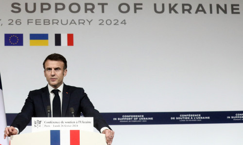 Le président Emmanuel Macron donne une conférence de presse à l'issue de la conférence de soutien à l'Ukraine au palais de l'Elysée à Paris