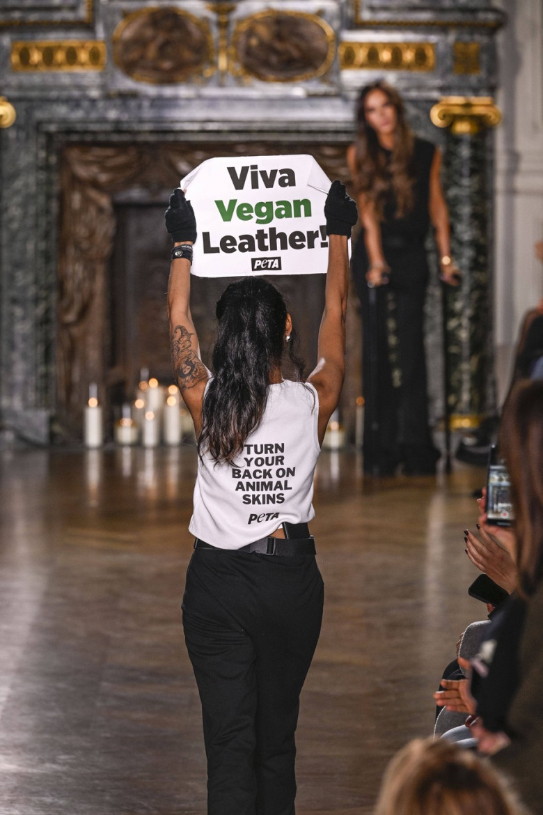 actvisti peta la prezentarea de moda a victoriei beckham