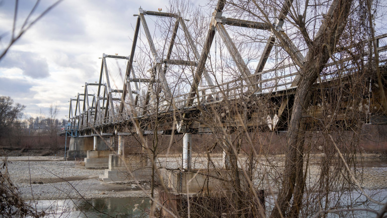 The bridge over the Tisza River that connects Ucrania and Romania