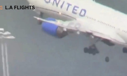 Un avion Un avion Boeing 777, cu 249 de persoane la bord, a aterizat de urgenţă la Los Angeles, după ce a pierdut o anvelopă în zbor/ Foto: X777, cu 249 de persoane la bord, a aterizat de urgenţă la Los Angeles, după ce a pierdut o anvelopă în zbor