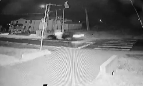 Momentul când un polițist a fost târât cu mașina de un șofer pe care a vrut să-l testeze pentru droguri/ Foto: Captură video Facebook