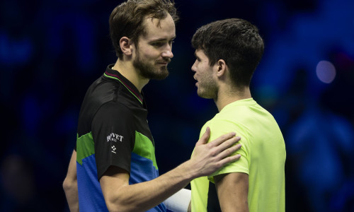 Nitto ATP, Tennis Herren Finals - Day Six Daniil Medvedev of Russia shakes hands with Carlos Alcaraz of Spain at the end