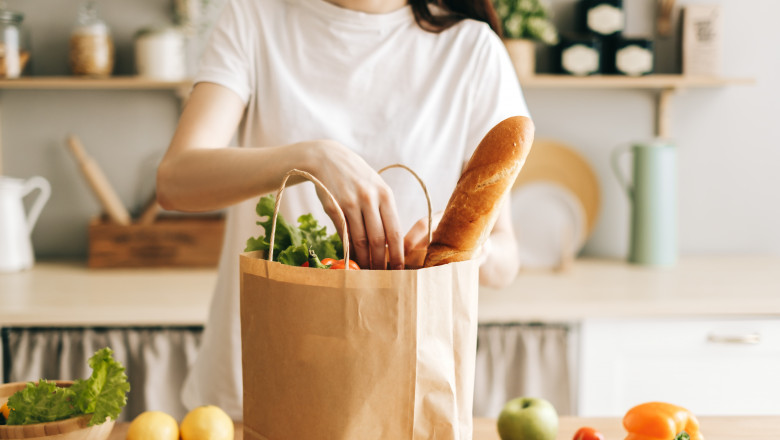 Caucasian,Woman,Hold,Eco,Shopping,Bag,With,Fresh,Vegetables,And