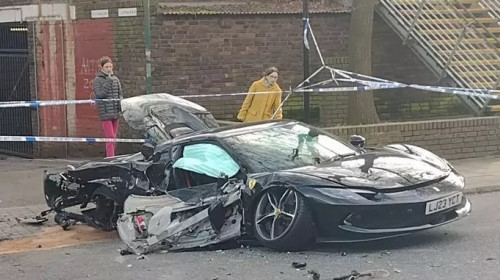 Un Ferrari de 300.000 de euro, distrus într-un accident în Londra/ Foto: X