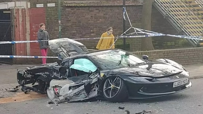 Un Ferrari de 300.000 de euro, distrus într-un accident în Londra/ Foto: X