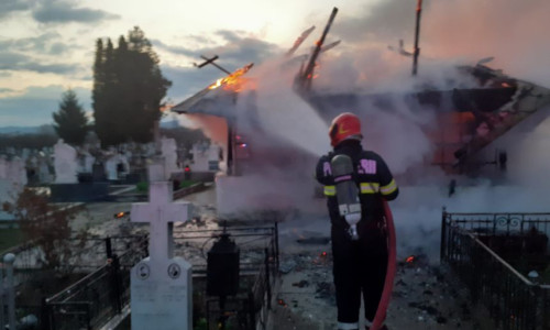 O biserică veche de aproape 300 de ani din Vâlcea, monument istoric, distrusă într-un incendiu/ Foto: News.ro