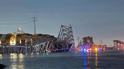 Un pod de 2,5 km din Baltimore s-a prăbuşit după ce a fost lovit de o navă/ Foto: Twitter