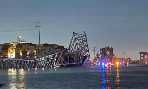 Un pod de 2,5 km din Baltimore s-a prăbuşit după ce a fost lovit de o navă/ Foto: Twitter