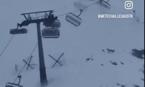 Clipe de groază trăite de mai mulți turiști în Alpii italieni/ Foto: Captură video Twitter