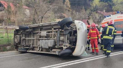 Un microbuz s-a răsturnat în județul Suceava/ Foto: News.ro.