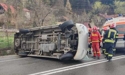 Un microbuz s-a răsturnat în județul Suceava/ Foto: News.ro.