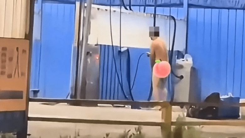 Un bărbat a fost filmat făcând duș într-o spălătorie auto/ Captură video