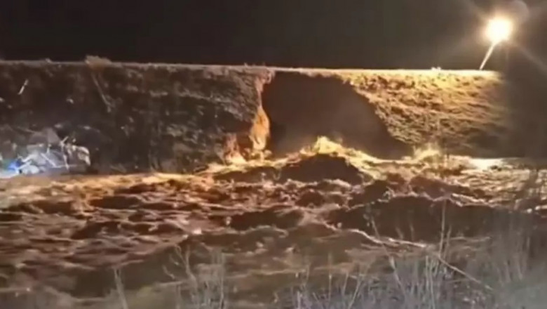 Un baraj din Rusia a cedat din cauza inundaţiilor, în Urali/ Foto: Captură video Twitter