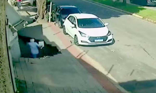 Un medic și-a fracturat femurul, după ce trotuarul pe care se afla s-a surpat brusc/ Foto: Captură video Youtube