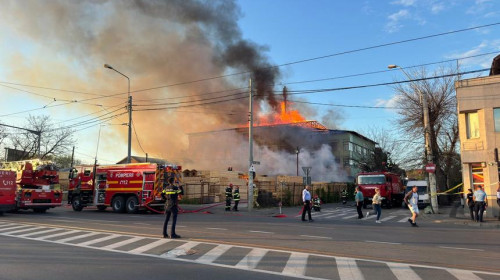 Incendiu puternic la un depozit de materiale de cherestea pe o stradă din Sectorul 1 al Capitalei/ Foto: News.ro