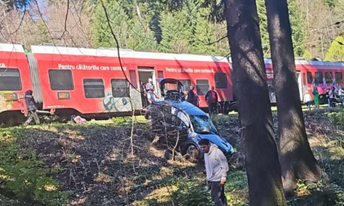 Maşina ambasadei Indiei a fost lovită de tren/ Sursă foto: codlea-info.ro
