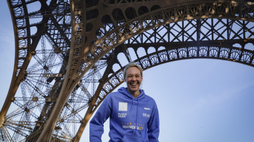 O alpinistă a doborât recordul mondial de căţărare pe frânghie prin escaladarea Turnului Eiffel / Profimedia Images