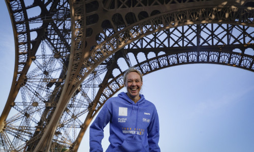 O alpinistă a doborât recordul mondial de căţărare pe frânghie prin escaladarea Turnului Eiffel / Profimedia Images