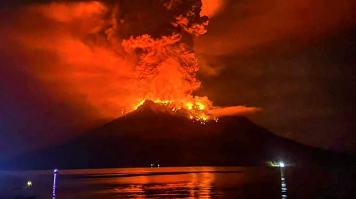 Sute de persoane au fost evacuate după erupţia vulcanului Ruang din Indonezia/ Profimedia