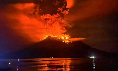 Sute de persoane au fost evacuate după erupţia vulcanului Ruang din Indonezia/ Profimedia