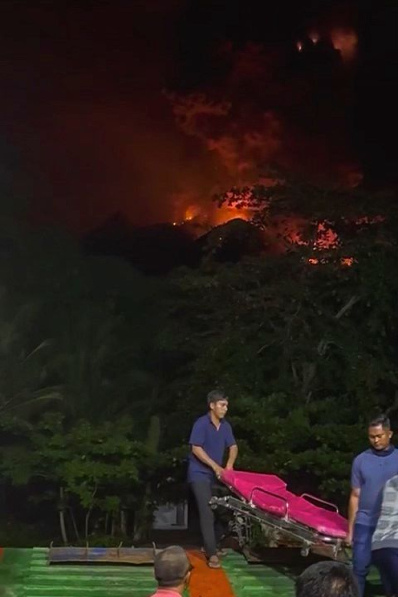 Sute de persoane au fost evacuate după erupţia vulcanului Ruang din Indonezia/ Profimedia