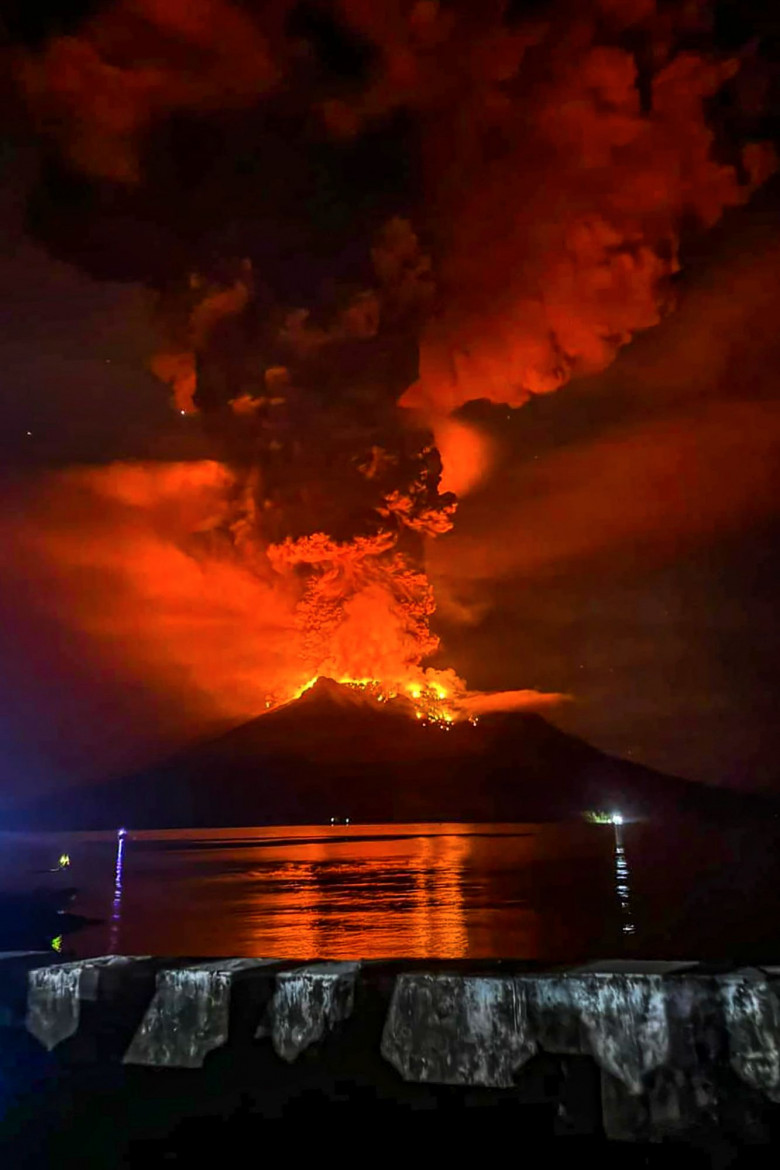 Sute de persoane au fost evacuate după erupţia vulcanului Ruang din Indonezia/ Profimedia