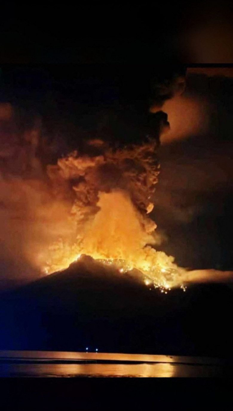 Sute de persoane au fost evacuate după erupţia vulcanului Ruang din Indonezia/ Profimedia