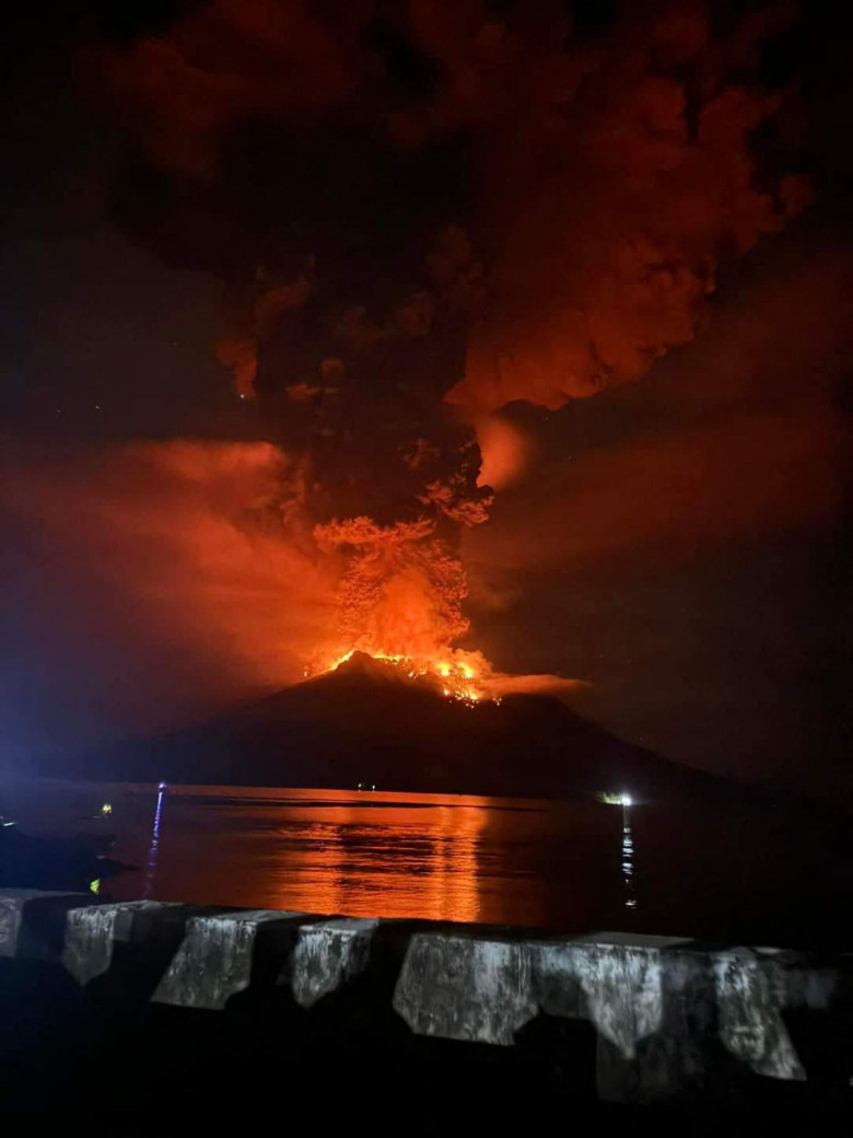 Sute de persoane au fost evacuate după erupţia vulcanului Ruang din Indonezia/ Profimedia