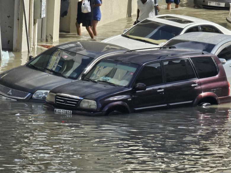 Heavy rains negatively affect daily life in UAE