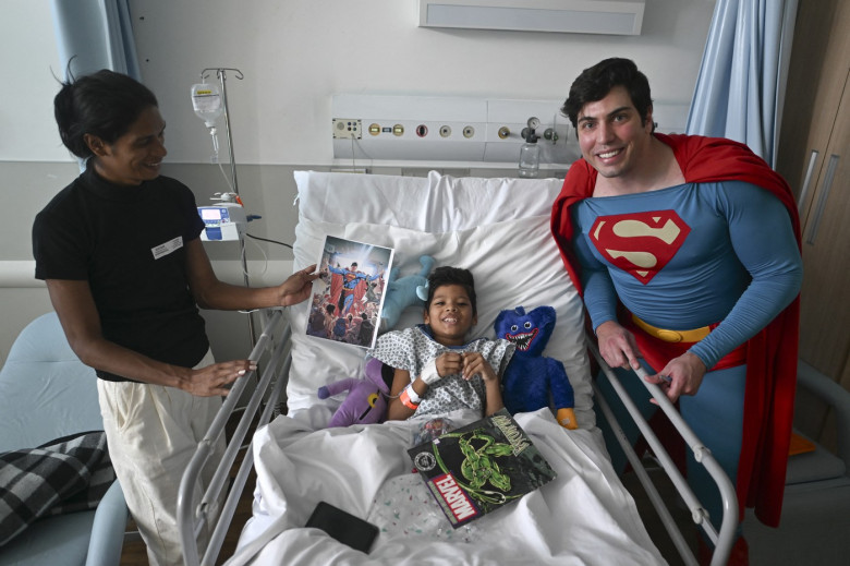 Un avocat brazilian, considerat o sosie a lui Superman, vizitează spitale şi şcoli pentru a transmite un mesaj de speranţă (2)