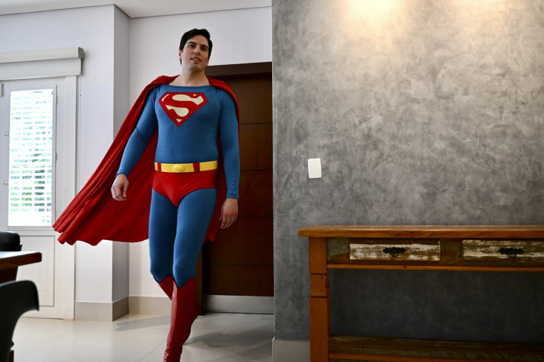 Un avocat brazilian, considerat o sosie a lui Superman, vizitează spitale şi şcoli pentru a transmite un mesaj de speranţă (3)