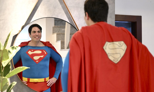 Un avocat brazilian, considerat o sosie a lui Superman, vizitează spitale şi şcoli pentru a transmite un mesaj de speranţă (5)