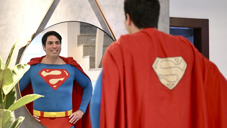 Un avocat brazilian, considerat o sosie a lui Superman, vizitează spitale şi şcoli pentru a transmite un mesaj de speranţă (5)