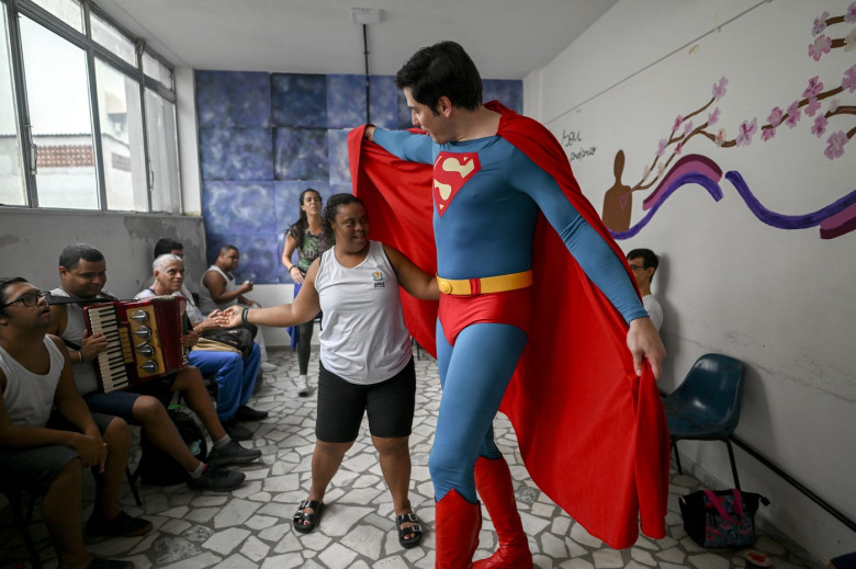 Un avocat brazilian, considerat o sosie a lui Superman, vizitează spitale şi şcoli pentru a transmite un mesaj de speranţă (6)
