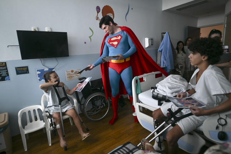 Un avocat brazilian, considerat o sosie a lui Superman, vizitează spitale şi şcoli pentru a transmite un mesaj de speranţă (7)