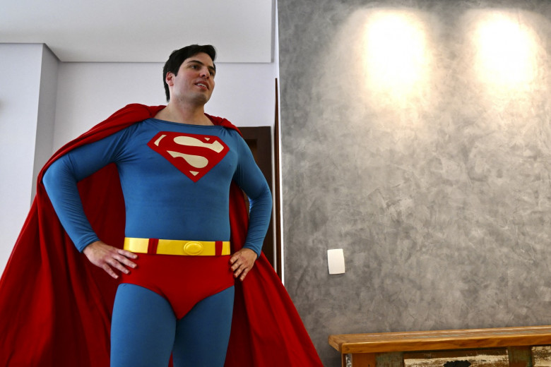 Un avocat brazilian, considerat o sosie a lui Superman, vizitează spitale şi şcoli pentru a transmite un mesaj de speranţă (9)