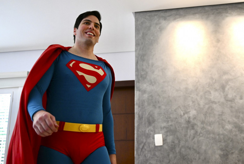 Un avocat brazilian, considerat o sosie a lui Superman, vizitează spitale şi şcoli pentru a transmite un mesaj de speranţă (1)