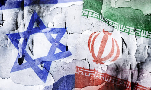FOTOMONTAGE, Fahnen von Israel und dem Iran auf gebrochenem Grund, Eskalation im Nahost-Konflikt *** PHOTOMONTAGE, Flags of Israel and Iran on broken ground, Escalation in the Middle East conflict