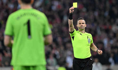 240418 Lille OSC vs Aston Villa goalkeeper Emiliano Martinez (1) of Aston Villa receives a yellow card from referee Ivan