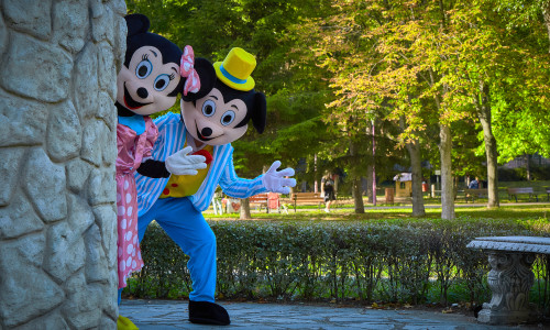 Doi români costumați în Mickey și Minnie Mouse jefuiau trecătorii/ Shutterstock