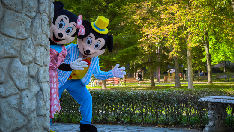 Doi români costumați în Mickey și Minnie Mouse jefuiau trecătorii/ Shutterstock